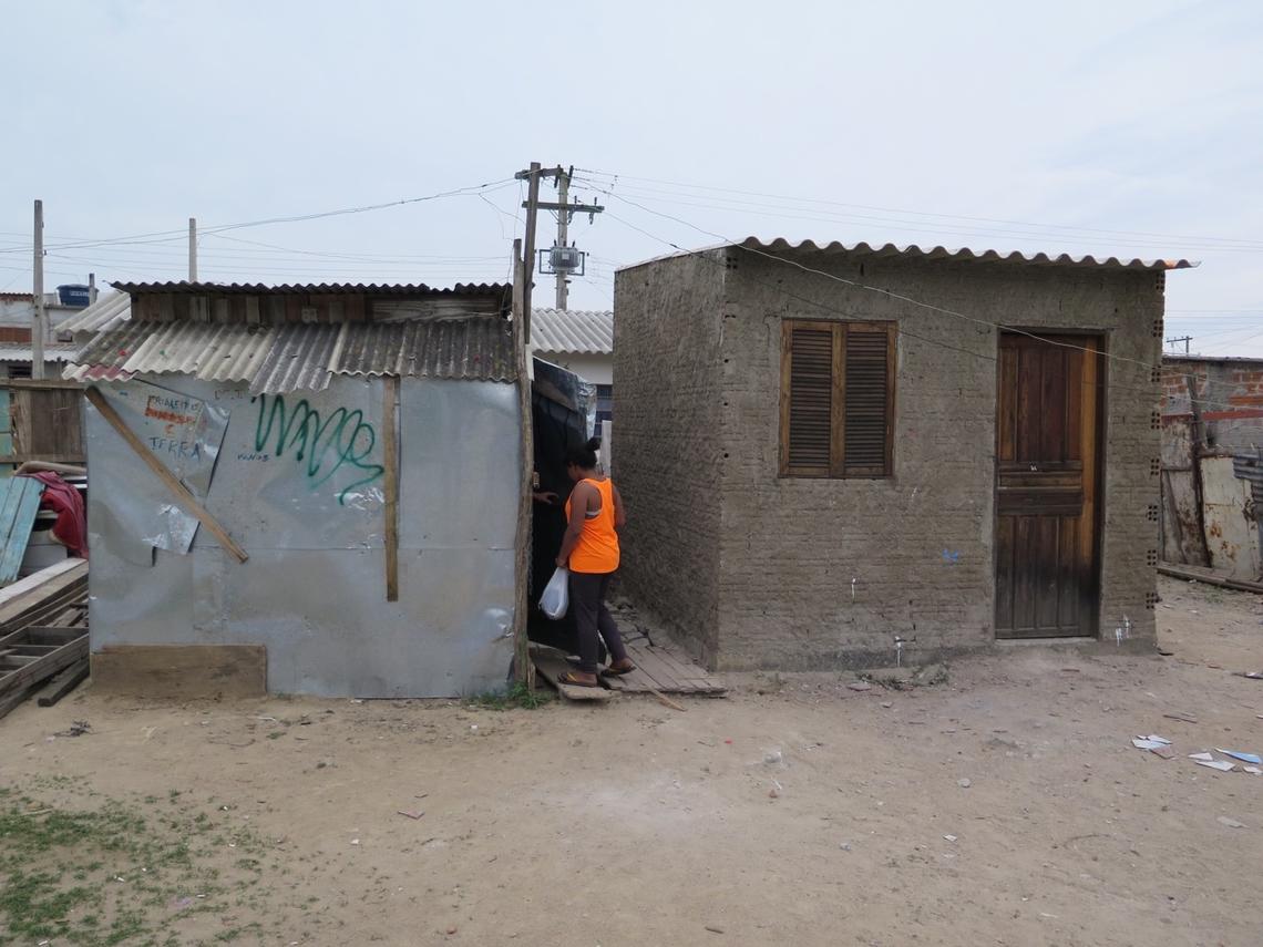 An example from Felix Dalla Vecchia’s thesis of construction in a Brazil neighbourhood encroaching onto public space.