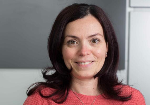 Dr. Paola Neri receives the Ken Anderson Young Investigator Award